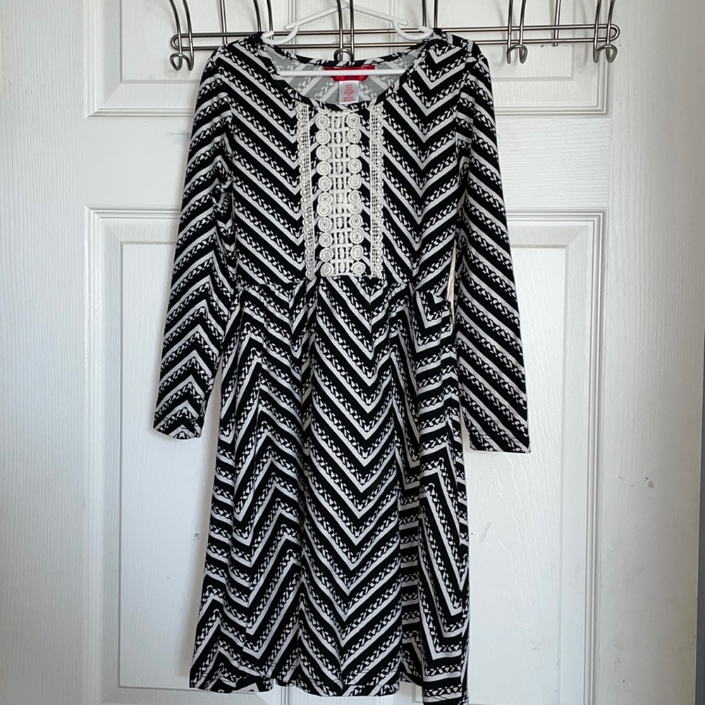 Very Cute Girls Size 7/8 Long Sleeved Dress By 1st Kiss 🖤🤍BUNDLE AND SAVE🖤🤍